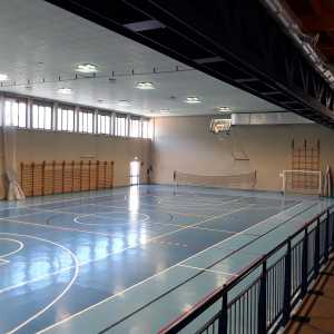 La palestra contiene un campo regolamentare per la pallacanestro, la pallavolo e il calcetto a 5 ed è dotata di tribune con la capienza di circa 300 persone.